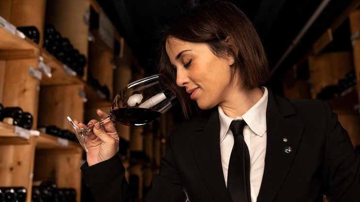 Cristina Iuculano est la sommelière de l'année 2026. Au Badrutt’s Palace à St. Moritz, fleuron de l'hôtellerie helvétique, elle s’occupe de la cave à vin centenaire.