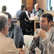 Pour les entreprises, rencontrer des postulants dans un restaurant peut s’avérer moins cher et plus efficace qu’une annonce.