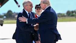 Donald Trump accueilli par le président de la Confédération, Guy Parmelin, à son arrivée à Genève le 15 juin 2026, en vue du G7 d'Évian.
