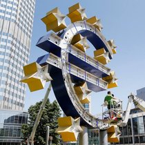 Ces marchés financiers restent "vulnérables à des baisses soudaines de cours", alors que l'optimisme qui a suivi les places boursières mondiales après les creux d'avril "a encore fait grimper" le cours des actions de ces groupes déjà élevés, a déclaré le vice-président de l'institut monétaire.