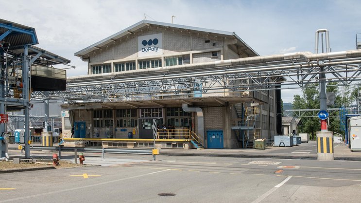 La start-up valaisanne DePoly franchit une nouvelle étape avec l'inauguration, à Monthey, de sa première usine de démonstration.