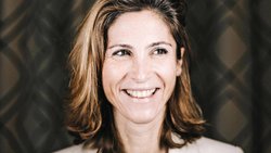 Julia de Funès a démarré sa carrière professionnelle comme chasseuse de têtes, une expérience qui a duré une dizaine d’années. Une grande chance, estime-t-elle, d’avoir pu «allier ce côté pragmatique des RH à la théorie des grands philosophes».