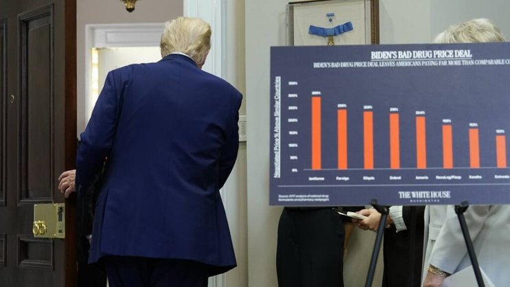 Après un mois de mars record, le déficit commercial des Etats-Unis a été divisé par plus de deux au mois d'avril. Ici, Donald Trump à la Maison Blanche.