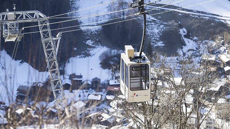 La cabine arrive à la station de Sarreyer lors de l'inauguration du téléphérique Champsec - Sarreyer samedi. Depuis les intempéries de juillet dernier dans le Val de Bagnes, le village de Sarreyer est uniquement accessible par une route forestière.