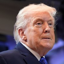 Le président américain Donald Trump a annoncé samedi des nouveaux droits de douane en réaction à la décision de la Cour suprême.