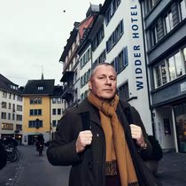 Le roi des investisseurs en visite à Zurich veut accentuer la pression sur les entreprises, y compris en Suisse.