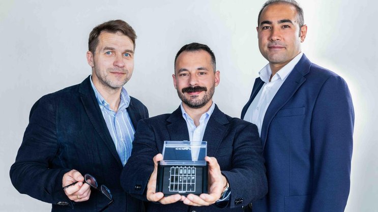 Puces photoniques : la start-up neuchâteloise Ccraft lève 6,3 millions de francs (et 3 millions de fonds publics) pour industrialiser sa production sur sol helvétique. Objectif : 2000 wafers par mois d'ici 2030, selon le CEO, Hamed Sattari (à droite).