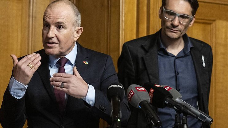 Accompagné de Gerhard Andrey (Vert-e-s/FR), le président de la commission des finances du National Roland Fischer (PVL/LU), à gauche, a estimé que la priorité première est de donner un signal de stabilisation.