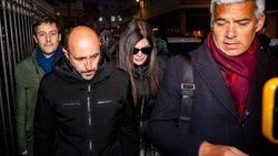 Jacques et Jessica Moretti sont arrivés au Ministère public, entourés de leurs avocats, dont Patrick Michod et Nicola Meier.