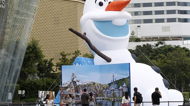 La figurine du personnage de la franchise "Frozen" de Disney, Olaf, se dresse à l'ouverture du "World of Frozen", le plus grand parc à thème "Frozen" du monde à Hong Kong le 10 octobre dernier.