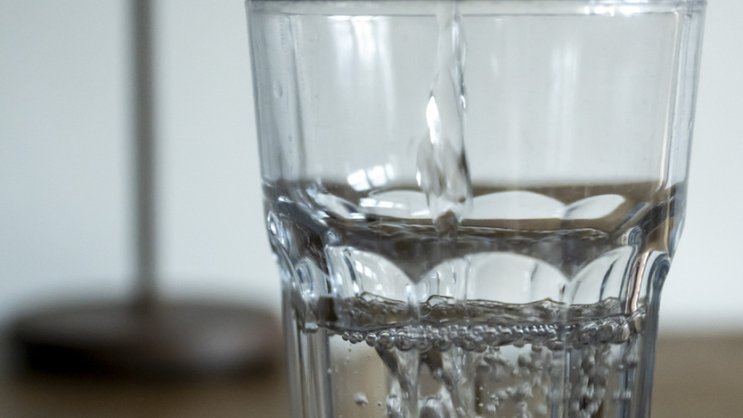 Selon Bonneval, ces arrêtés engendrent "une confusion pour le consommateur car ils ne permettent plus de faire la différence entre une eau filtrée par des procédés industriels et une eau entièrement issue de la nature".