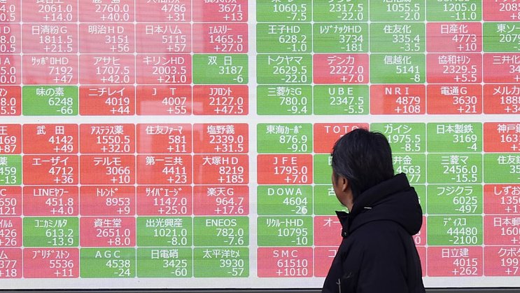 La Bourse de Tokyo a chuté de plus de 4% peu après l'ouverture, avant de modérer ses pertes. La Bourse de Séoul a lâché presque 3% dans les premiers échanges (archives).
