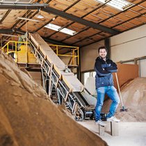 Terrabloc (ici son directeur, Rodrigo Fernandez) réalise des constructions en blocs de terre crue à partir de déblais terreux d’excavation de chantier.