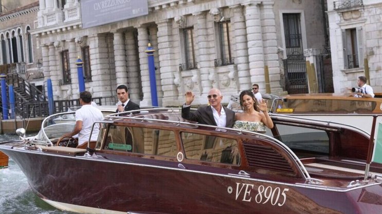 Déjà mariés civilement aux Etats-Unis, Jeff Bezos, 61 ans, et Lauren Sanchez, 55 ans, échangeront alliances et voeux sur l'île San Giorgio Maggiore.