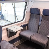 Les CFF réduisent progressivement le nombre de poubelles à proximité des sièges dans les trains. Les coûts de nettoyage diminuent ainsi chaque année de plusieurs millions de francs. (Photo d'archive)