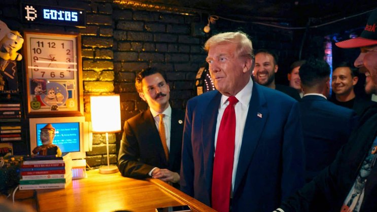 Donald Trump s’est engagé à faire des Etats-Unis «la capitale des cryptomonnaies de la planète». Le futur président américain en visite dans un bar dédié aux cryptomonnaies appelé Pubkey, situé dans le West Village, le 18 septembre 2024 à New York.