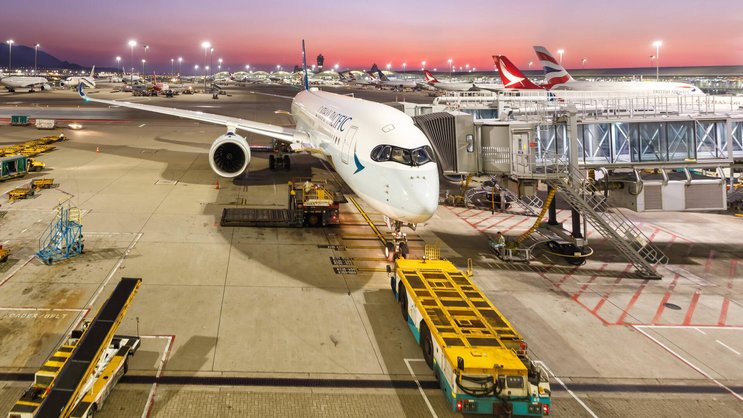 Un Airbus A350 de Cathay Pacific Airways à l'aéroport de Hong Kong, alors que les billets long-courriers sur les liaisons asiatiques flambent.