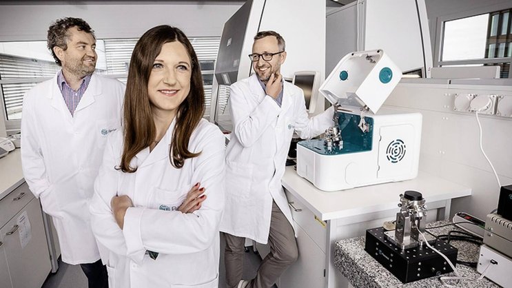 Grzegorz Gonciarz (à g.), Danuta Cichocka et Alex Sturm détectent les résistances aux antibiotiques presque en temps réel.