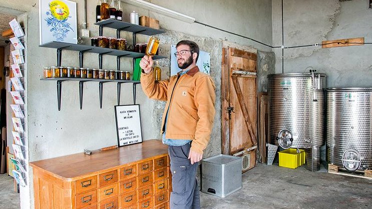 Tel un parfumeur, le vigneron de Monthey teste des mélanges de plantes et d’agrumes.