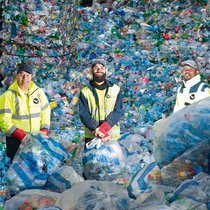 Même salaire, même uniforme: Serbeco, une entreprise de recyclage et de tri des déchets, joue à fond la carte de l’intégration.