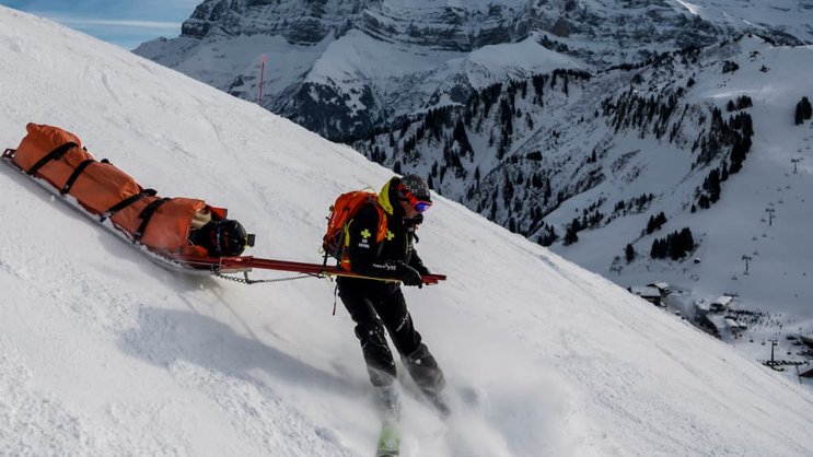 Les accidents de ski à l'étranger sont couverts différemment selon le pays de destination (image symbolique).