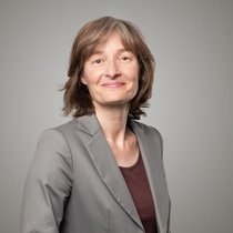 Cornelia Diethelm est experte en éthique numérique, établie à Kölliken (AG). Elle est fascinée par les progrès de l'IA, mais met aussi en garde contre les risques potentiels.