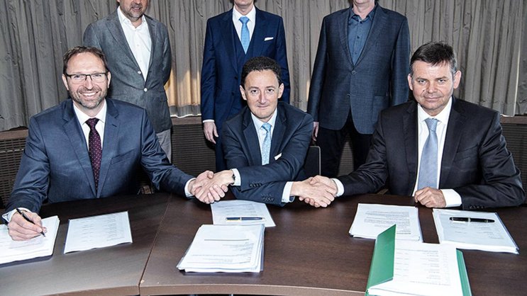 De g. à dr. (au premier plan): Stefan Iseli, CEO d’Arnold, Jean-Pierre Mitard, actionnaire majoritaire de Duvoisin-Groux, et Werner Sturm, CEO de BKW Infra Services.