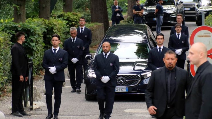Un corbillard transporte le cercueil du défunt créateur de mode italien Giorgio Armani lors des funérailles privées lundi à l'église San Martino dans le petit village de Rivalta, près de Plaisance, en Italie.