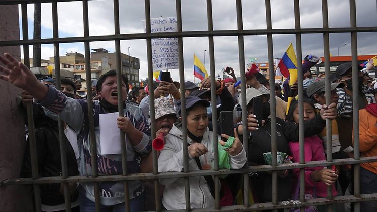 L'accord met en théorie fin à 18 jours de manifestations et blocages par les indigènes un peu partout dans le pays, et notamment au coeur de la capitale Quito, avec des épisodes de violences qui ont fait six morts et plus de 600 blessés.