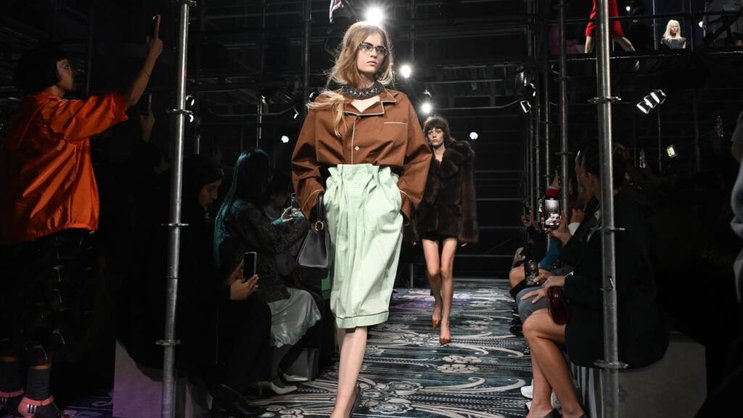 Prada, ici un défilé du géant italien du luxe, s'est déclaré "très prudent" quant à un éventuel rachat de la maison de couture Versace, qui fait l'objet d'intenses spéculations depuis des semaines.
