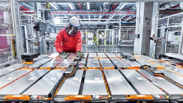 La demande en batterie explose: de 50 millions d’unités en 2025, le nombre de véhicules électriques en circulation dans le monde passera à 135 millions en 2030. 