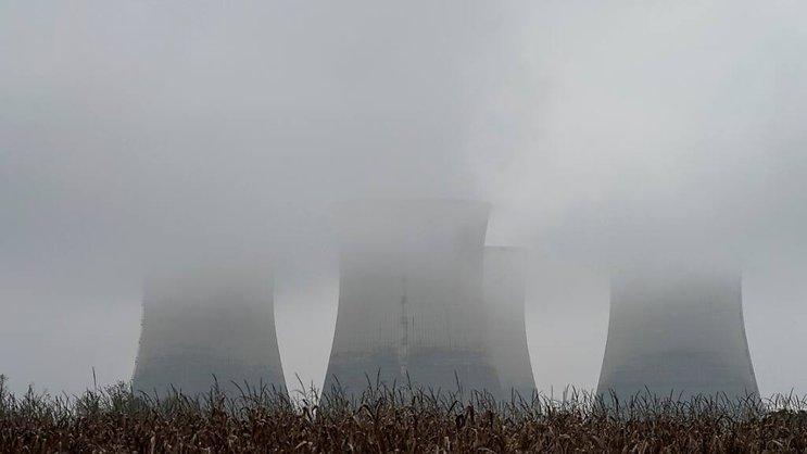 Le réacteur Bugey 3 doit redémarrer samedi matin, ce qui fera descendre à 16 le nombre de réacteurs indisponibles et monter à 40 les réacteurs en fonctionnement lors de la journée cruciale de lundi.
