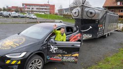 La caravane Solar Butterfly alimentée à l'énergie solaire et son promoteur Louis Palmer ont été accueillis jeudi à la Haute école de Lucerne après un tour du monde de quatre ans.