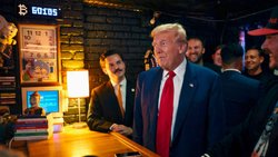 Donald Trump s’est engagé à faire des Etats-Unis «la capitale des cryptomonnaies de la planète». Le futur président américain en visite dans un bar dédié aux cryptomonnaies appelé Pubkey, situé dans le West Village, le 18 septembre 2024 à New York.
