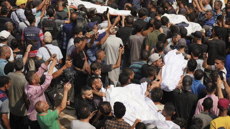 Les Palestiniens enterrent les cinq employés d'Al Jazeera à Gaza.