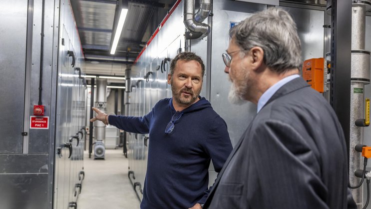 Boris Siegenthaler, cofondateur d’Infomaniak, présente son data center à Robert Cramer, président du conseil d’administration des SIG, lors de son inauguration en janvier 2025.