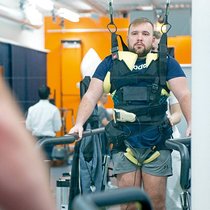 Les chercheurs Grégoire Courtine et Jocelyne Bloch, de l’EPFL et du CHUV, ont réalisé un implant sans fil qui envoie des stimulations électriques dans la moelle épinière des personnes paraplégiques.