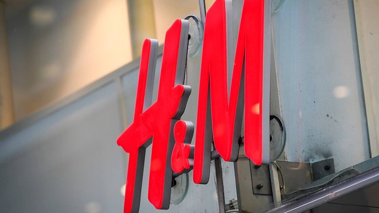 Les ventes du groupe suédois H&M ont reculé, alors que les consommateurs continuent de limiter leurs dépenses face à l'inflation, mais aussi en raison de la météo morose (archives).