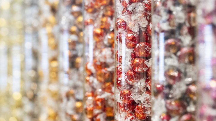 Au niveau des dépenses, le fabricant des boules Lindor a évoqué "des coûts élevés sans précédent pour le cacao" pour justifier une sévère hausse des prix de 19% et expliquer une "baisse des volumes" (archives).