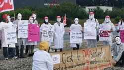Des employés licenciés de Day Medical manifestaient le 11 juin devant le bâtiment de la société désormais appelée Haemokinesis Suisse.