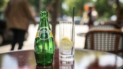 UFC-Que Choisir dénonçait "une vaste tromperie aux consommateurs" de la part de Nestlé Waters, qui a "eu recours à des traitements de désinfection interdits pour tenter, sans aucune garantie, d'endiguer des pollutions et contaminations bactériologiques régulières des eaux brutes (archives).