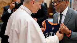 Le Pape a reçu maillot des New-York Knicks des mains du réalisateur Spike Lee.