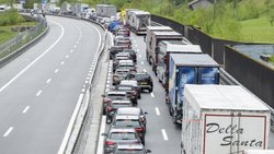 Les traditionnels bouchons de Pâques ont commencé à se former en direction du sud au Gothard. (archives)