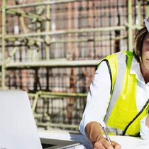 Dans le secteur de la construction, la main-d'œuvre qualifiée est très demandée et des salaires élevés sont possibles.