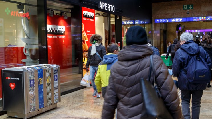 La guerre des prix et la pression de la concurrence continuent de peser sur le commerce de détail en Suisse. Ici, un magasin Aperto dans la gare CFF de Cornavin. (archive)