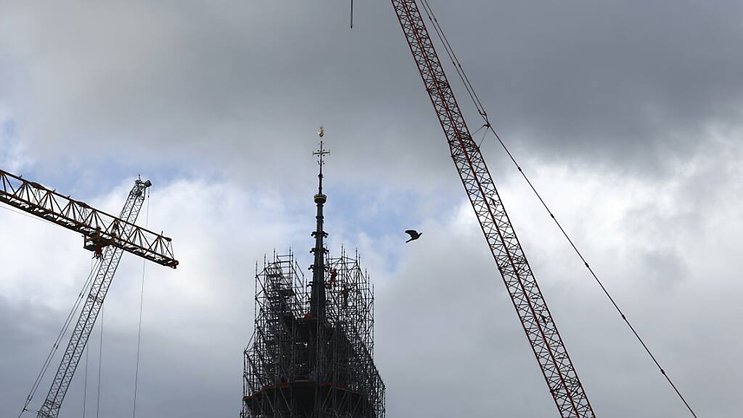 L'aiguille de la flèche, reconstruite à l'identique de celle conçue au XIXe siècle par l'architecte Eugène Viollet-Le-Duc, chef-d'oeuvre en bois de chêne massif recouvert d'une toiture en plomb, est déjà visible.