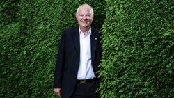 Lorsque Pascal Gross reprend l’entreprise familiale fondée par son père, Gaston, celle-ci réalise un chiffre d’affaires annuel de 500 000 francs et vend 10 000 palettes, contre 1 million aujourd’hui.