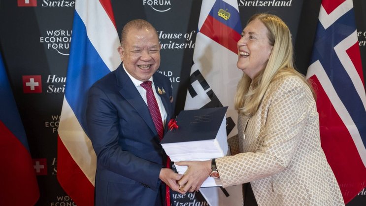 Le ministre thaïlandais du Commerce Pichai Naripthaphan et Hélène Budliger Artieda, directrice du Seco, lors de la cérémonie de signature de l’accord de libre-échange entre les Etats de l’AELE et la Thaïlande.