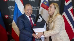 Le ministre thaïlandais du Commerce Pichai Naripthaphan et Hélène Budliger Artieda, directrice du Seco, lors de la cérémonie de signature de l’accord de libre-échange entre les Etats de l’AELE et la Thaïlande.