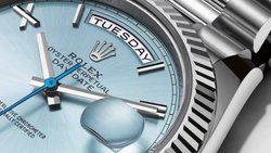 Day-Date: la première montre-bracelet qui, en plus de la date, affichait le jour de la semaine en toutes lettres dans une petite fenêtre.